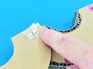 セロハンテープで貼り合わせる様子